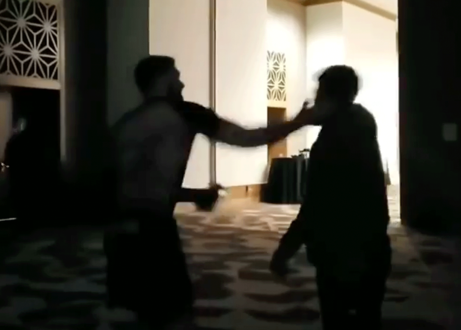 Bekende vechter slaat rivaal op zijn bek in hotel lobby (video)