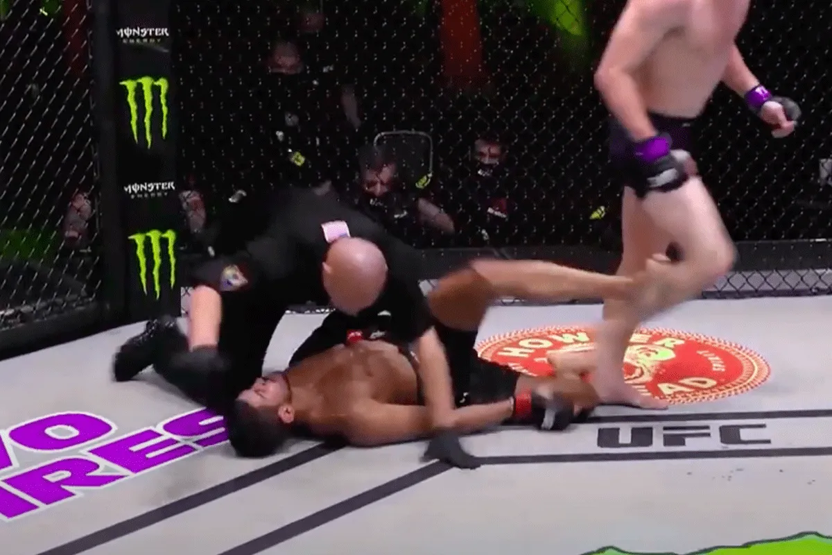 ? UFC'er HAMERT rivaal in laatste seconde knock-out
