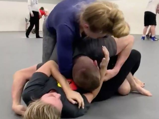VIDEO: UFC-vechter met grote mond 'knokt' met twee vrouwen