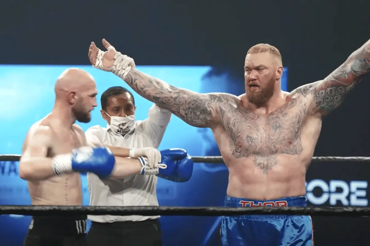 Sterkste man in bokswedstrijd: 'Stoten trilde door mijn boksschoenen' (video)