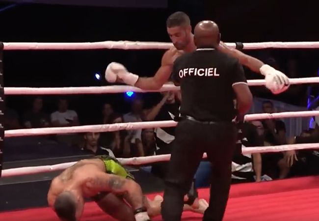 In de war: Kickbokser knock-out maar wint partij? (video)