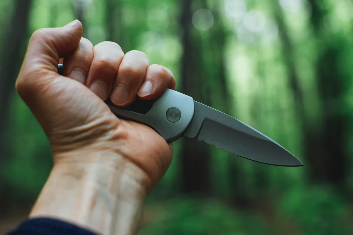 Bekende MMA-vechter in de cel na neersteken van zijn zusters