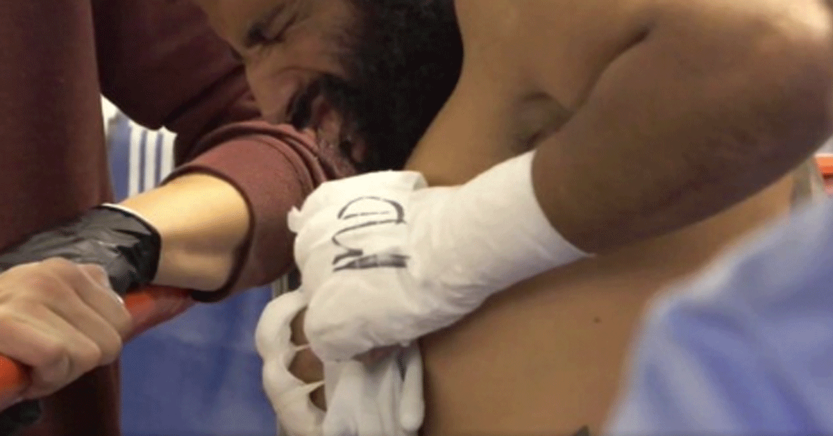 Pijnlijk! Tepelpiercing bokser zorgt voor ellende in de ring (video)