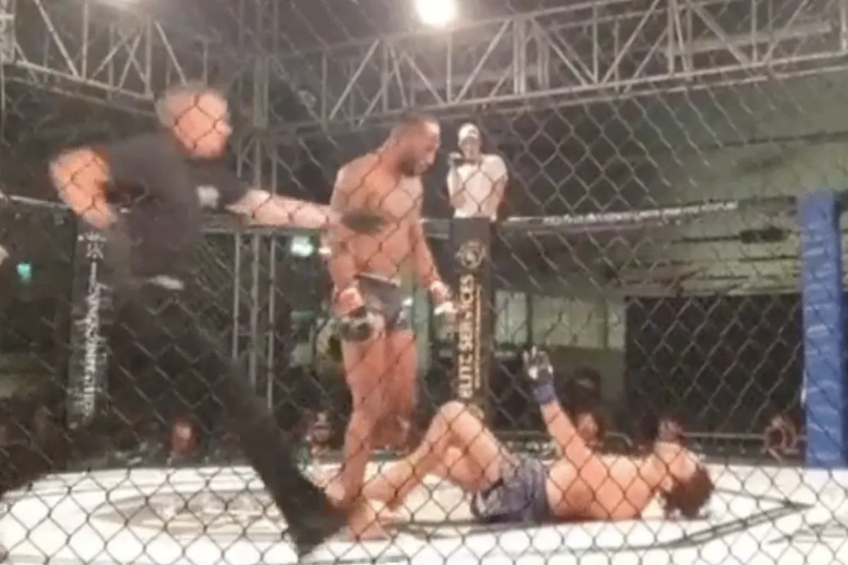 'KO' Gemist! Vechter gevloerd door vliegende knie uit onverwacht hoek