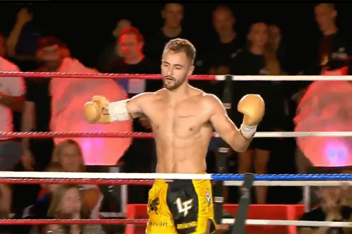 Halve arm kickbokser flikt het! Pakt wereldtitel in Glasgow
