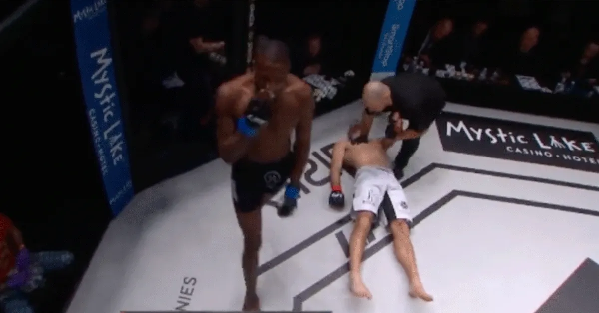 MMA vechter stikt haast! Scheidsrechter reageert veel te laat (video)