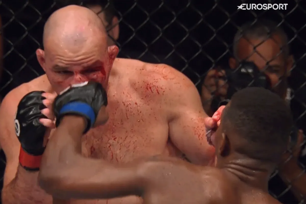 Hill pakt UFC-titel! Slaat Teixeira met pensioen