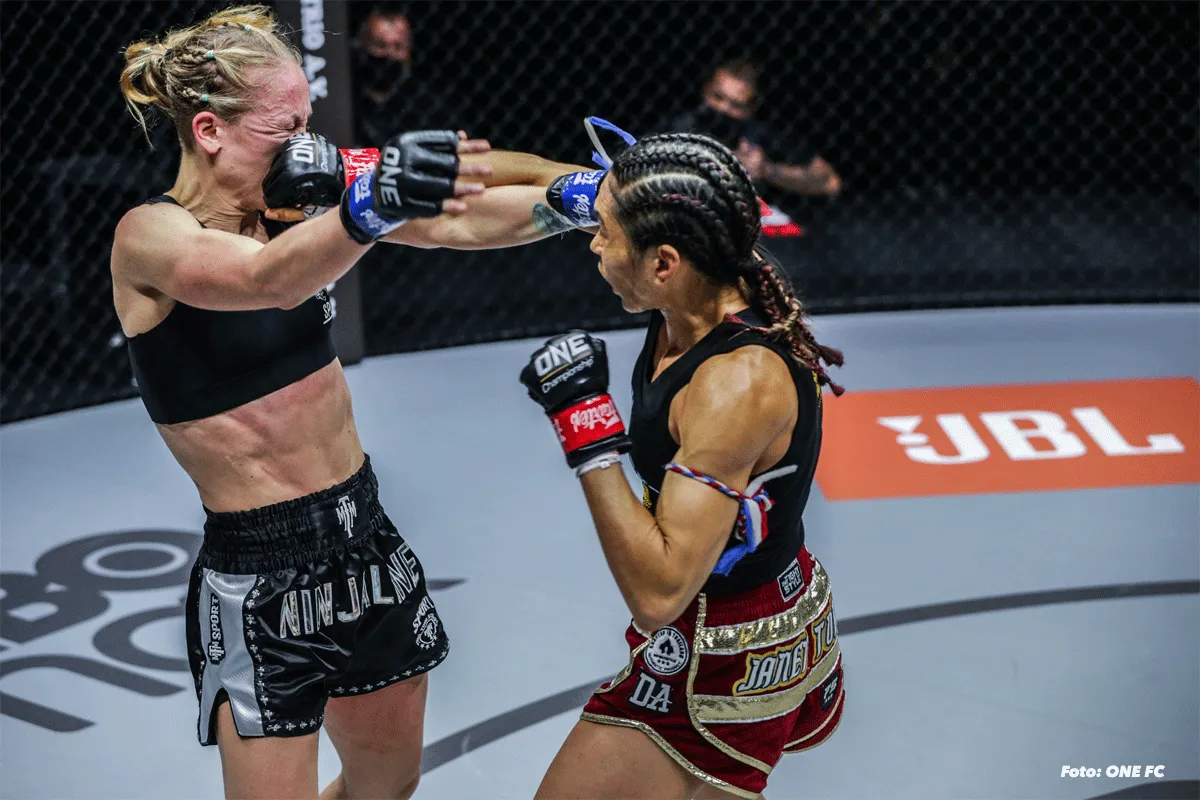 ? Kickbokser trapt rivale dubbel met brute leverkick