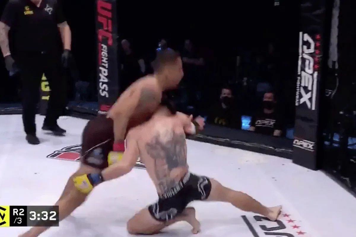 'Knietje van de dood': vechter door het lint na KO (video)