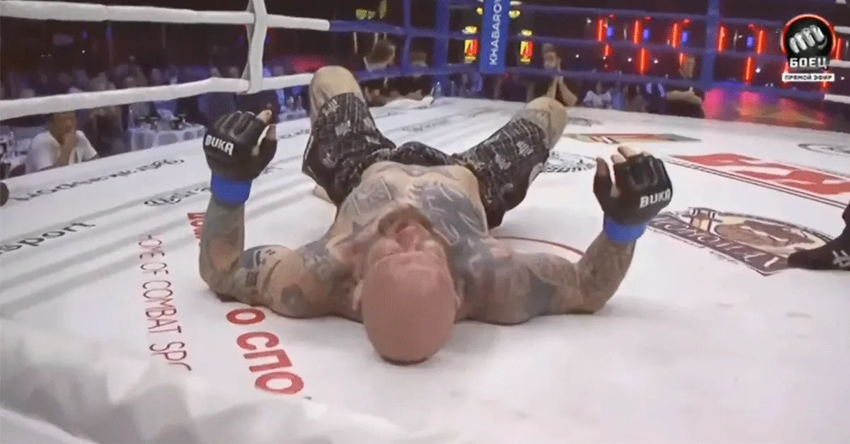 Slechterik Jeff Monson kapot getrapt met soccer kick! 'Op brancard de ring uit' (video)