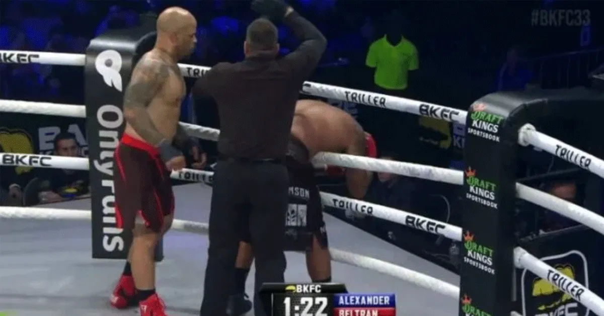 Blote vuist knokker slaat rivaal 'KO' de touwen in | video