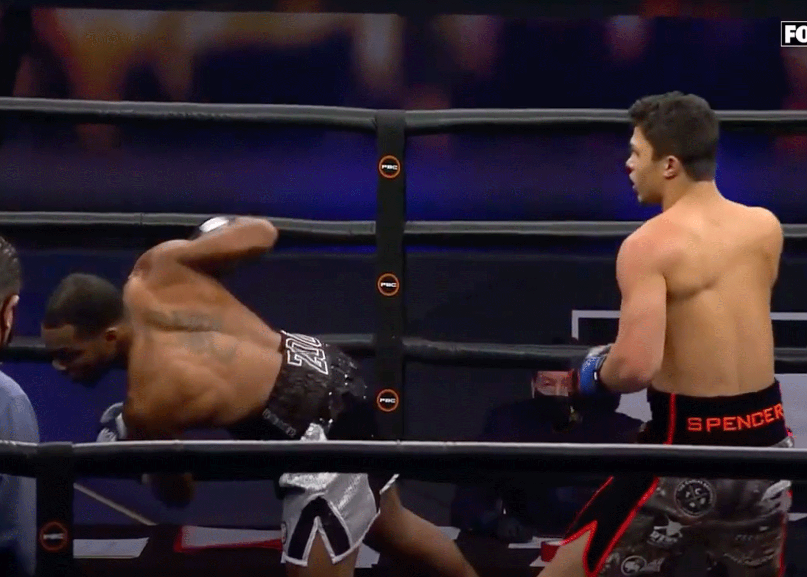 BIZAR: Topbokser net zo snel knock-out als zijn vader tegen Mike Tyson (video)