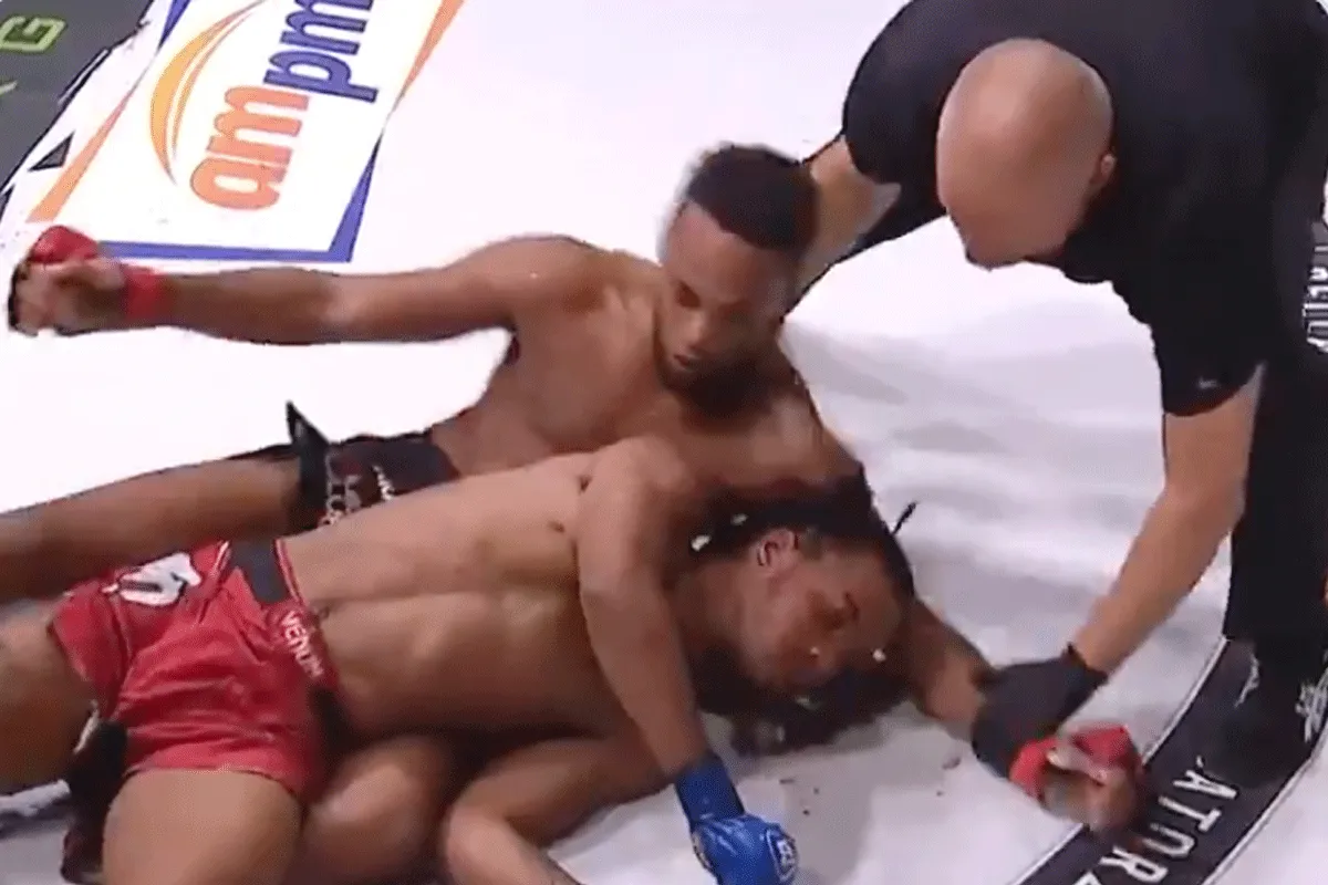 Dingdong! Vechter bewusteloos geknepen op belsignaal (video)