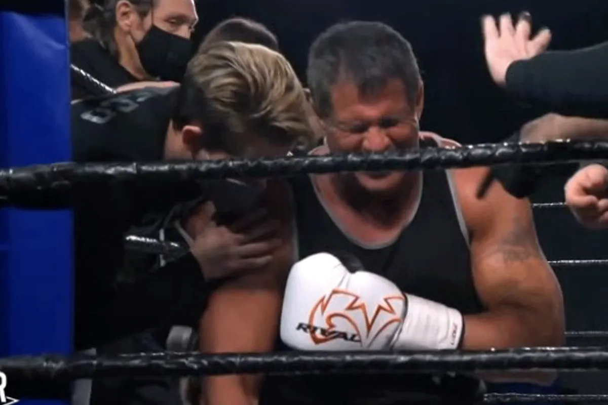 STOMME ACTIE: Vechter gaat expres neer tijdens wedstrijd (video)