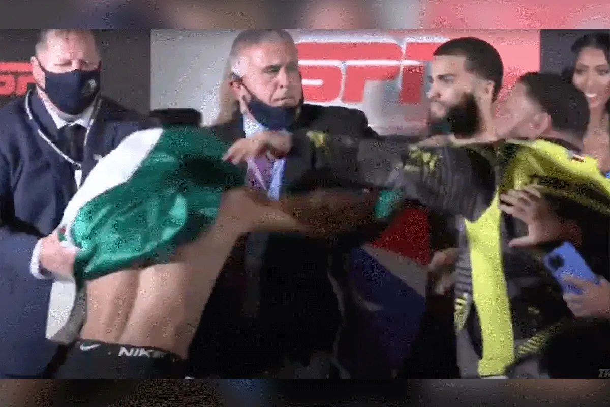 Boksers op de vuist tijdens staredown! 'Opzij loser' (video)