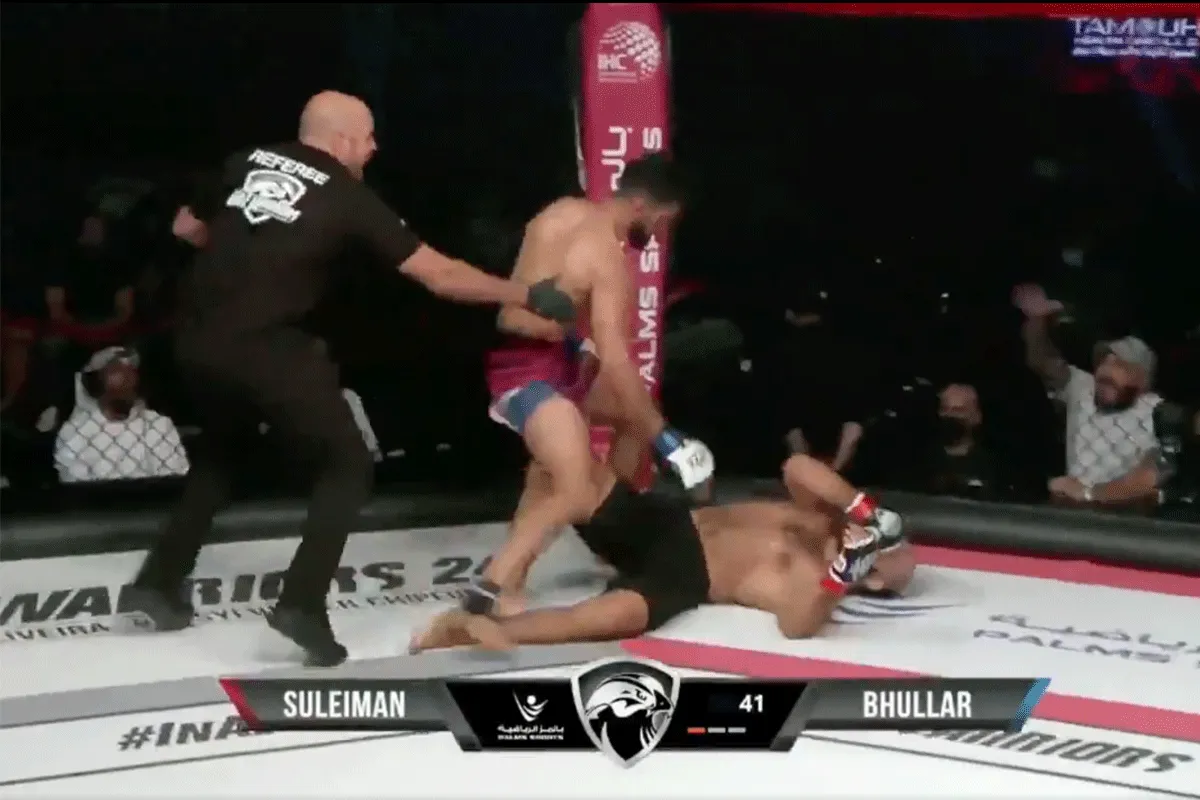 Gewetenloos! Vechter bestraft na illegale techniek (video)