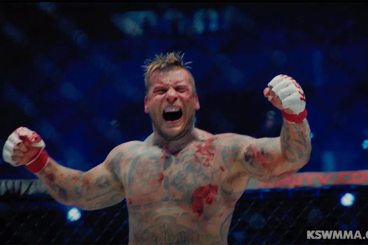 CHAOS: Massale vechtpartij bij einde MMA-gevecht (video)