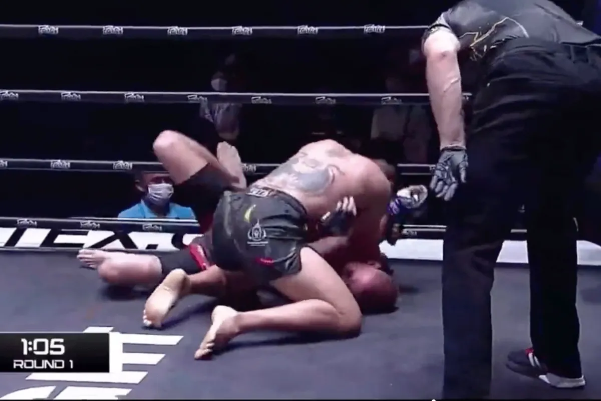 Ellebogen Thaibokser fataal voor tegenstander | video