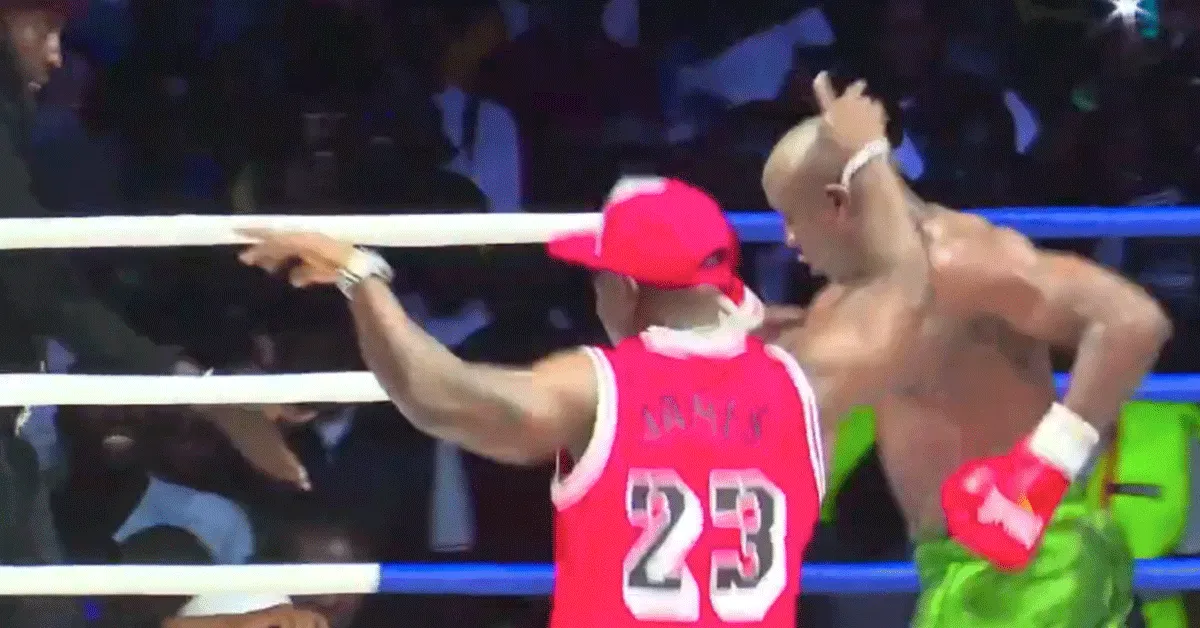 Bokser geeft showtje weg winnen wedstrijd! 'Komaan nou' (video)