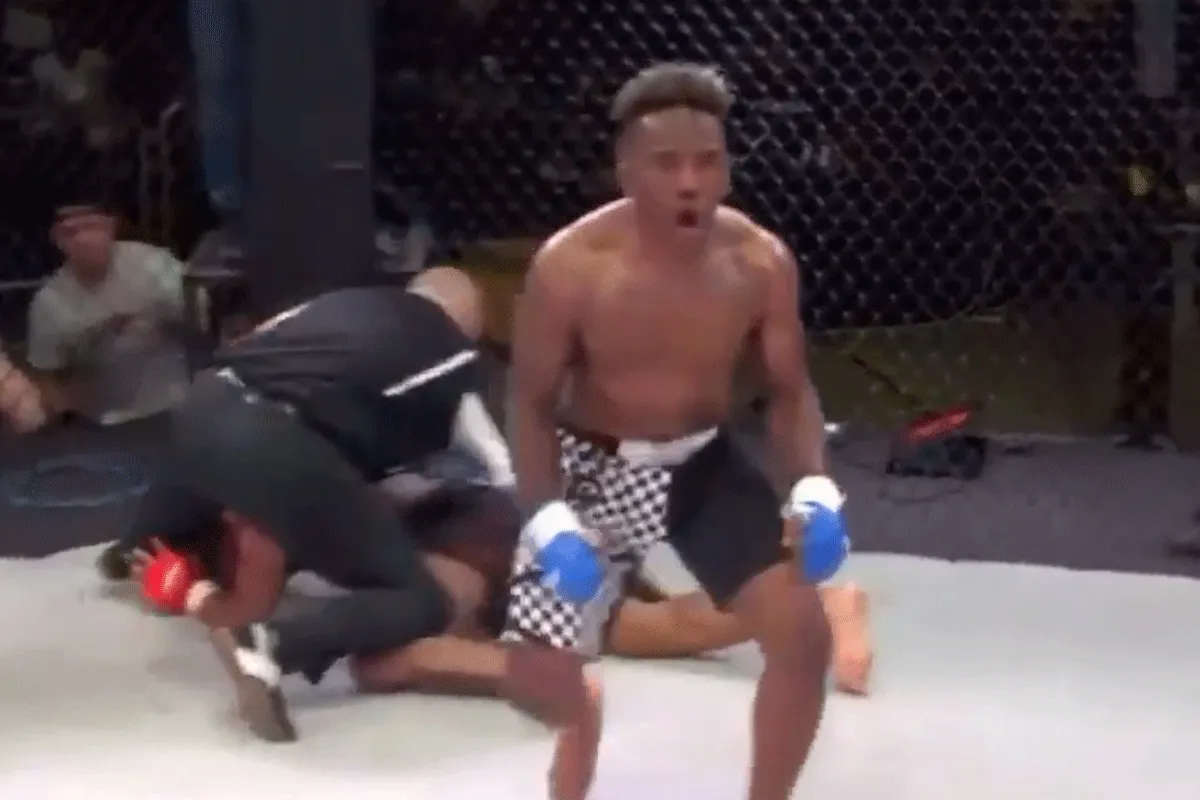 'Bonus KO'! Vechter loopt titel mis maar pakt dik geld (video)