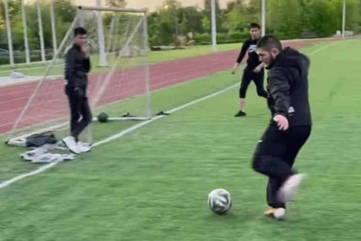 UFC-ster Khabib serieus over voetbal carrière