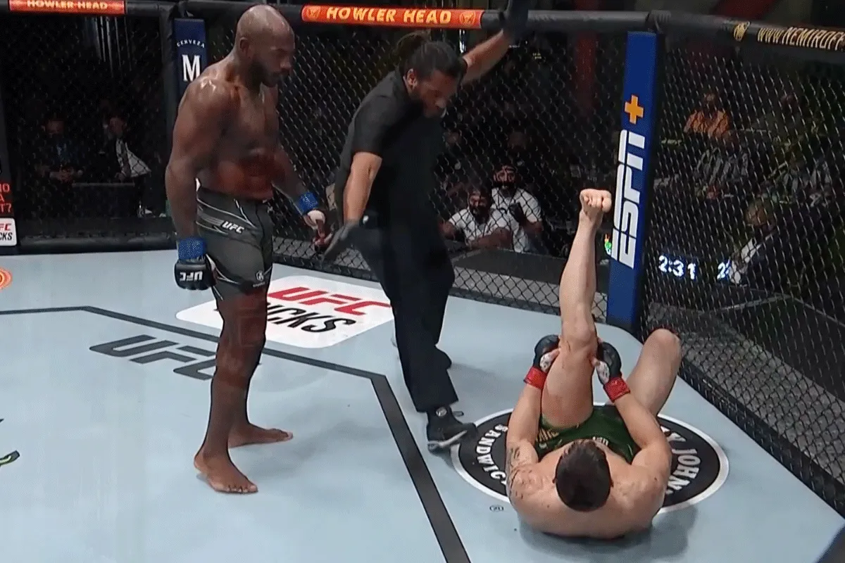 ZIEN! UFC'er trapt knie rivaal kapot: 'oproep tot verbod' (video)