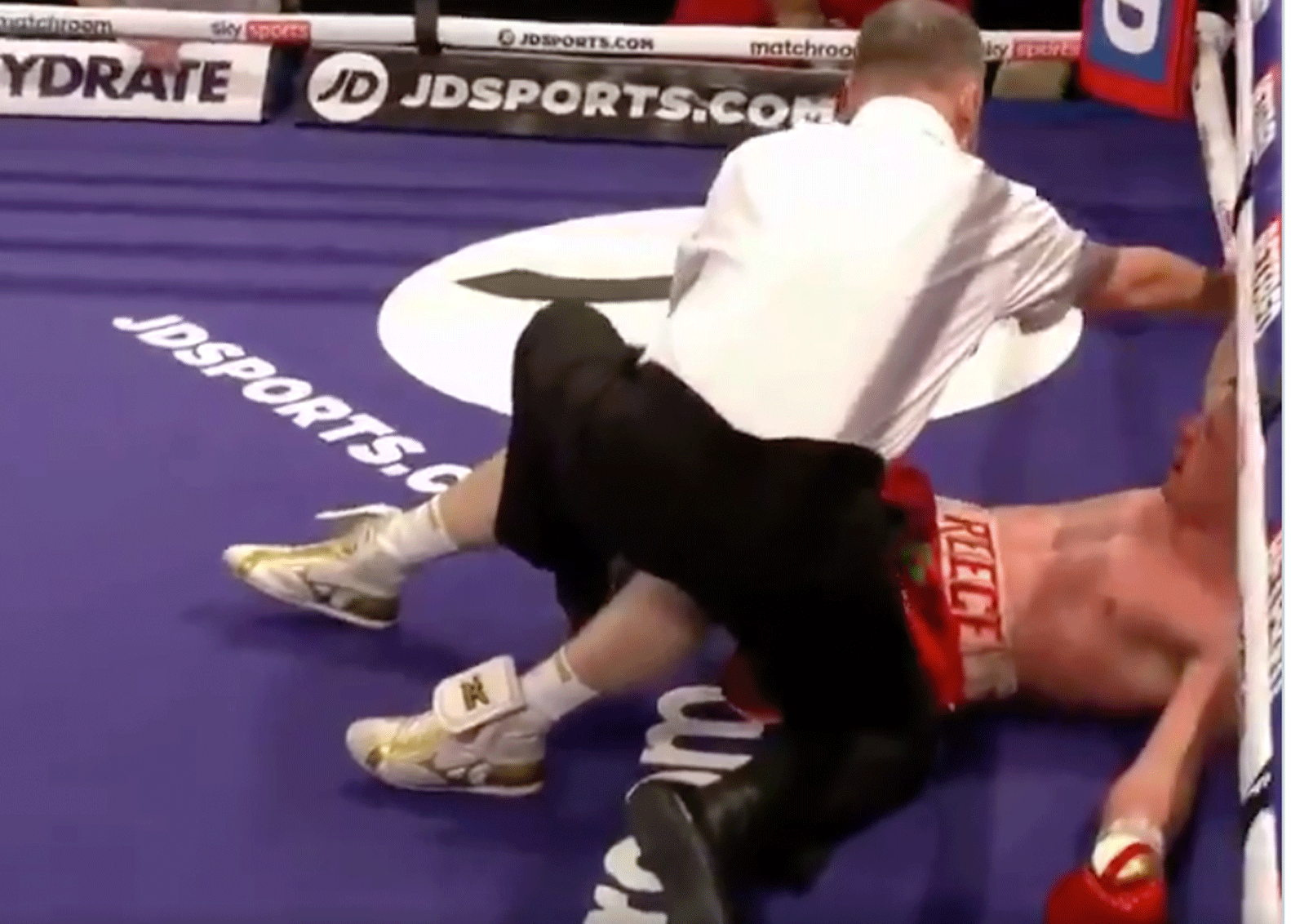 Dikke knock-out levert bokser titel op (video)