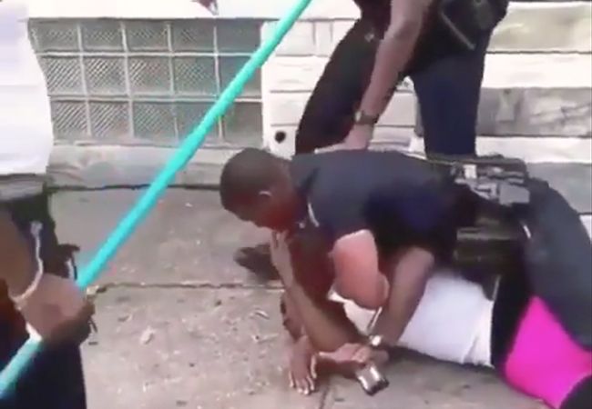 VIDEO | Politieagent die Mixed Martial Arts gebruikte tegen arrestant uit functie gezet!
