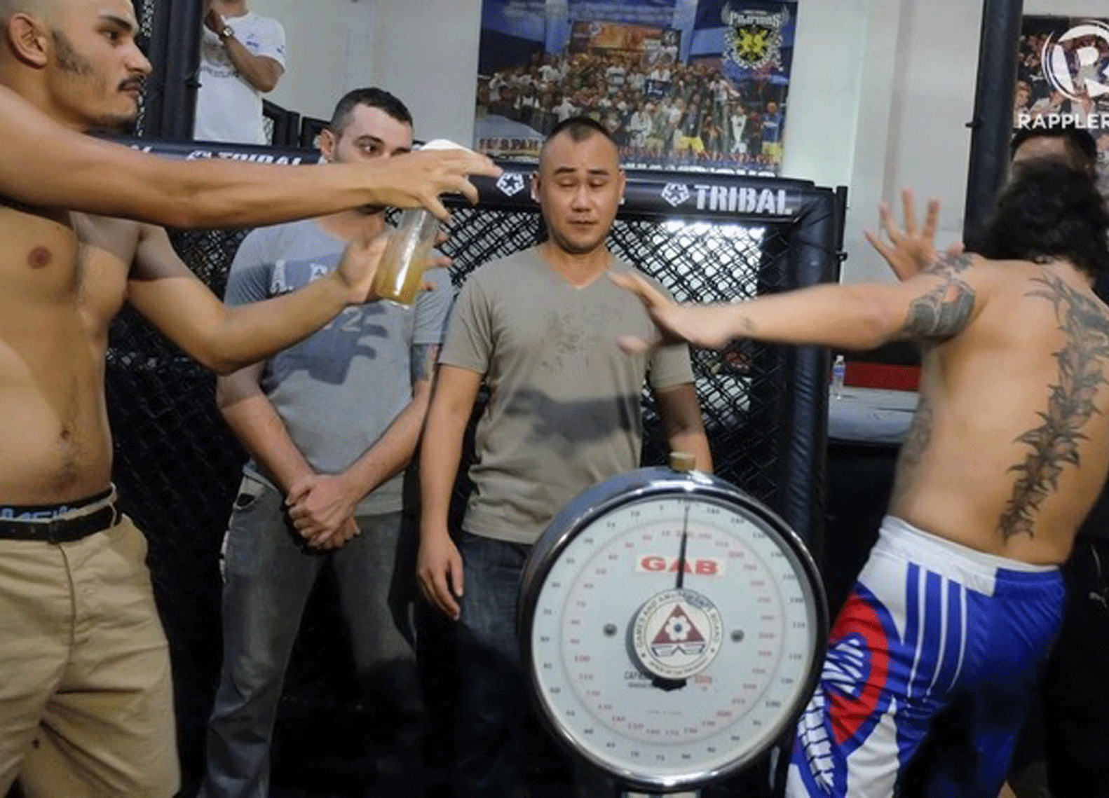 VIES: MMA-vechter spuit urine in gezicht tegenstander (video)