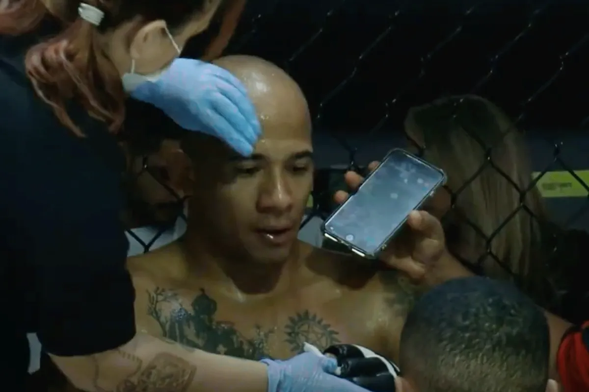 'JA MAMA': Vechter belt moeder midden in wedstrijd (video)