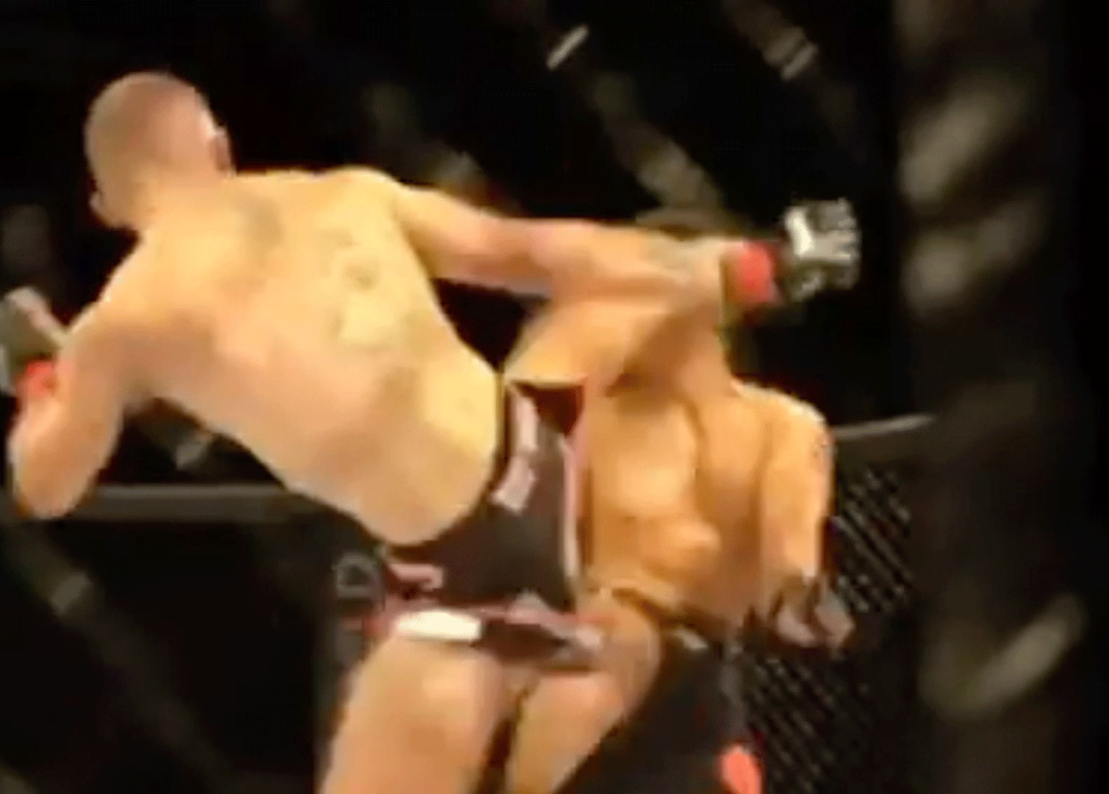RAKET: MMA-vechter lanceert rivaal met explosieve kick (video)