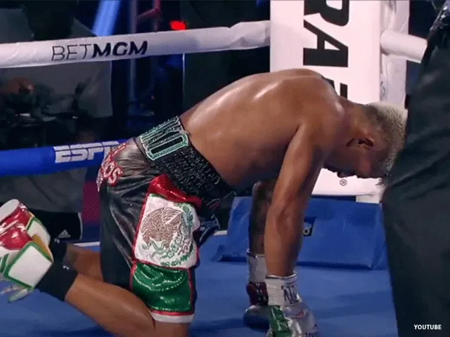 ? | LAFFE ACTIE: Bokser krijgt welverdiende diskwalificatie