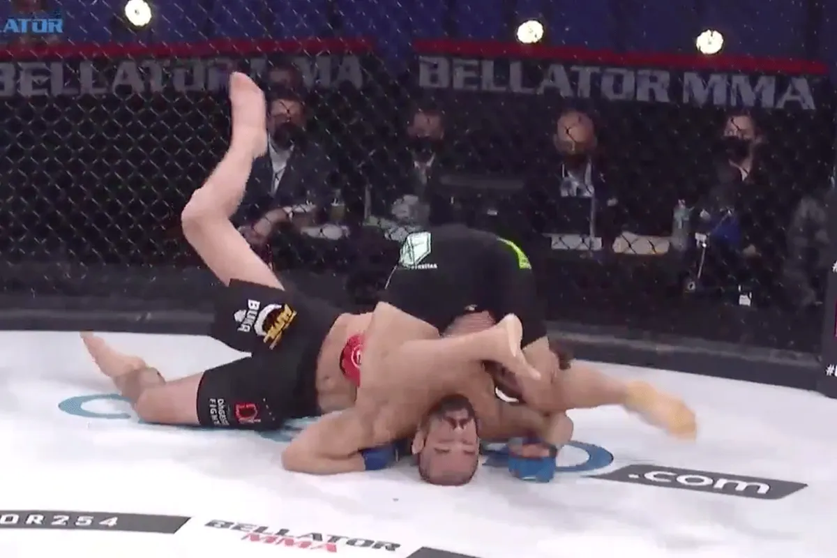 NEKBREKER: Debutant wint MMA-wedstrijd na brute actie (video)