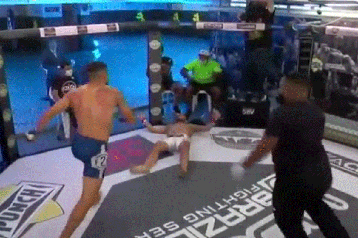 Krankzinnige headkick 'KO' tijdens MMA-event (video)