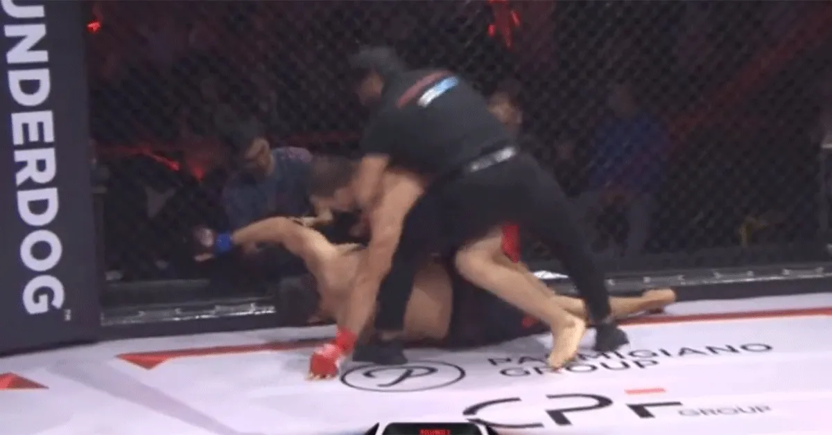 Spectaculaire KO: Rus laat rivaal in 30 sec slapen | video