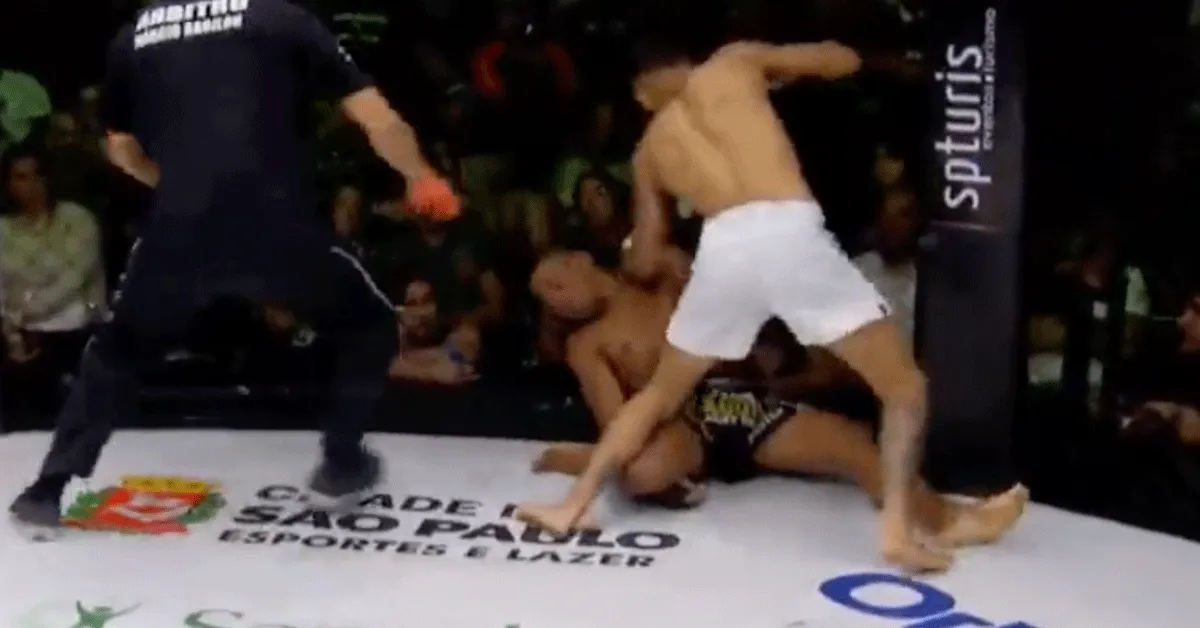 Keiharde KO maakt publiek compleet gek! Elleboog lawine (video)