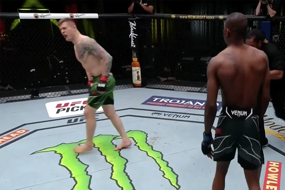'Blauwe ballen': UFC'er Vettori overleeft afschuwelijk trap (video)