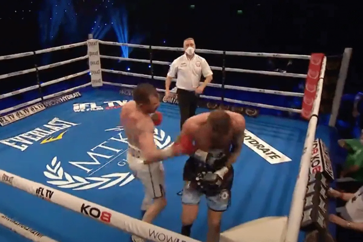 ?  Bokser knock-out door DOMME FOUT scheidsrechter