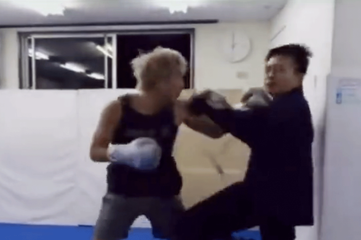 Menselijke bokszak krijgt slaag! K-1 kampioen smashed Kung Fu'er