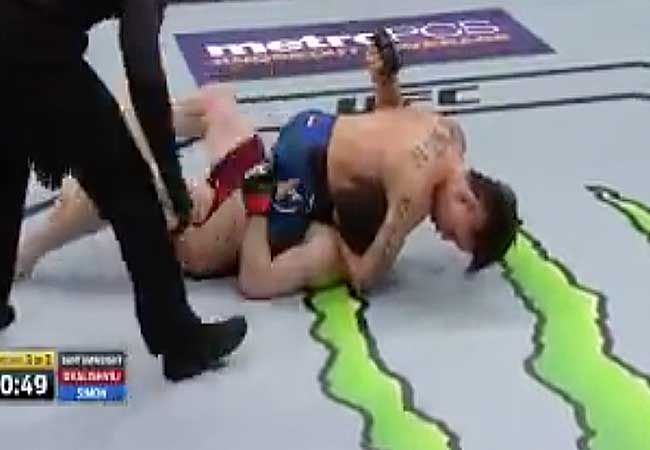 VIDEO | De meest bizarre TKO overwinning in de UFC tot nu toe!
