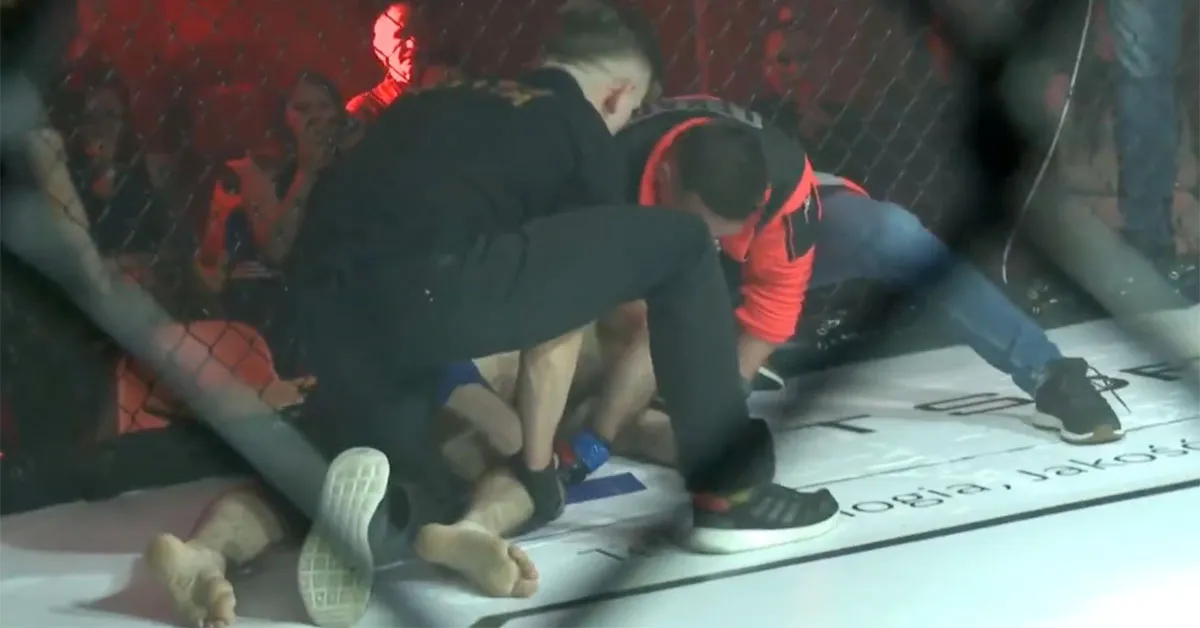 Holy shit! Vechter op brancard afgevoerd na flying kick (video)