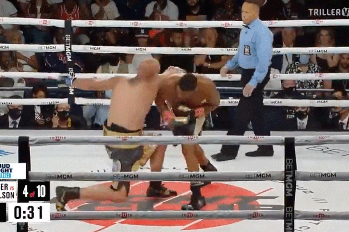 Brute 'KO' tijdens boksevenement in New York! (video)