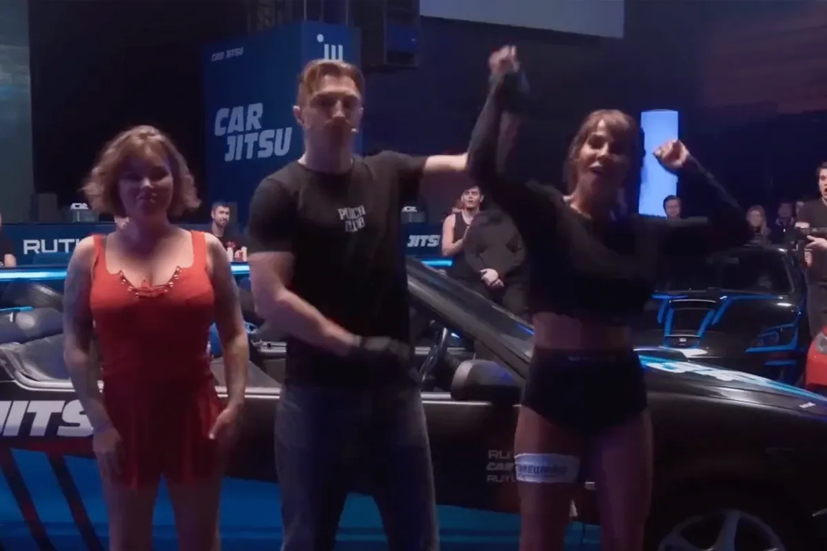 Milf-Jitsu! Dames knokken erop los in een cabriolet (video)