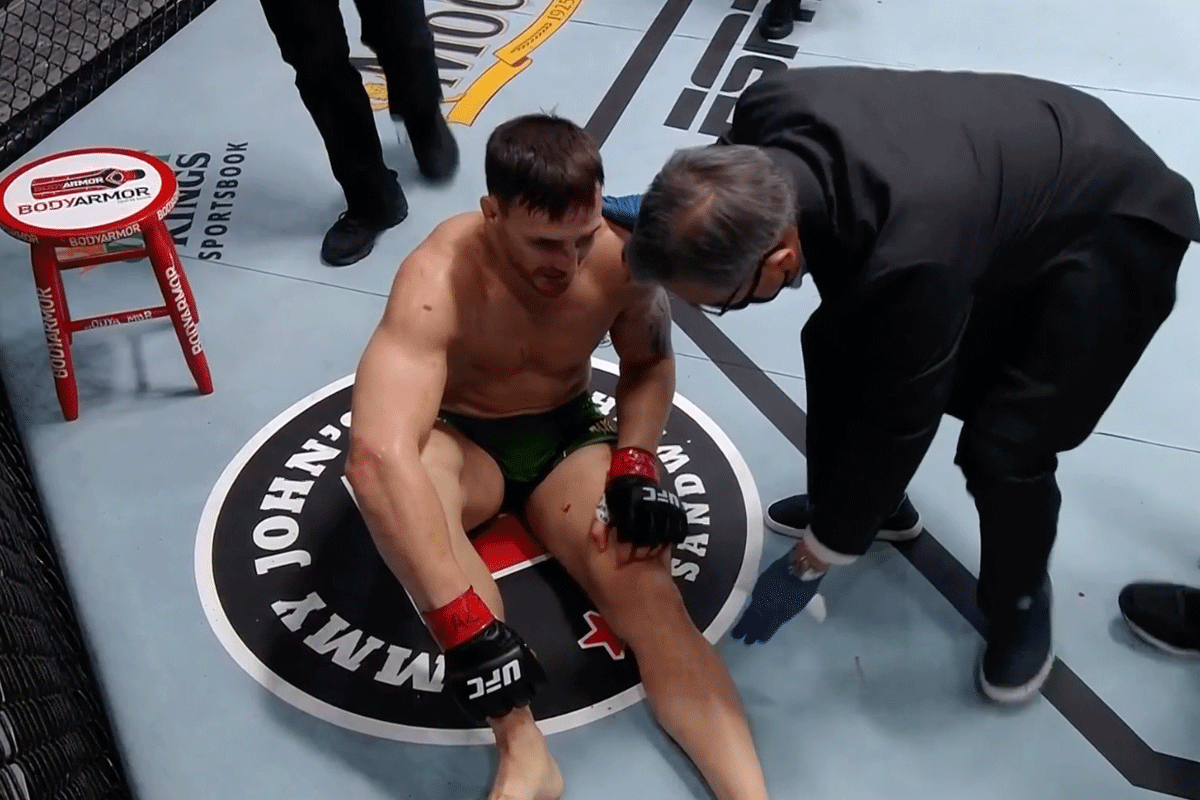 Schande! UFC ontslaat vechter met ernstige knieblessure (video)