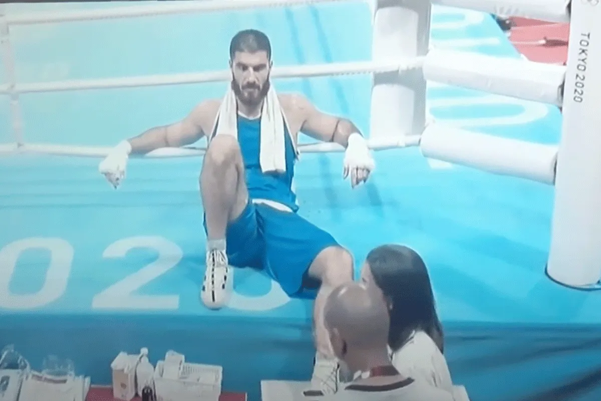 'Ik blijf zitten'! Boze Olympisch bokser protesteert tegen diskwalificatie