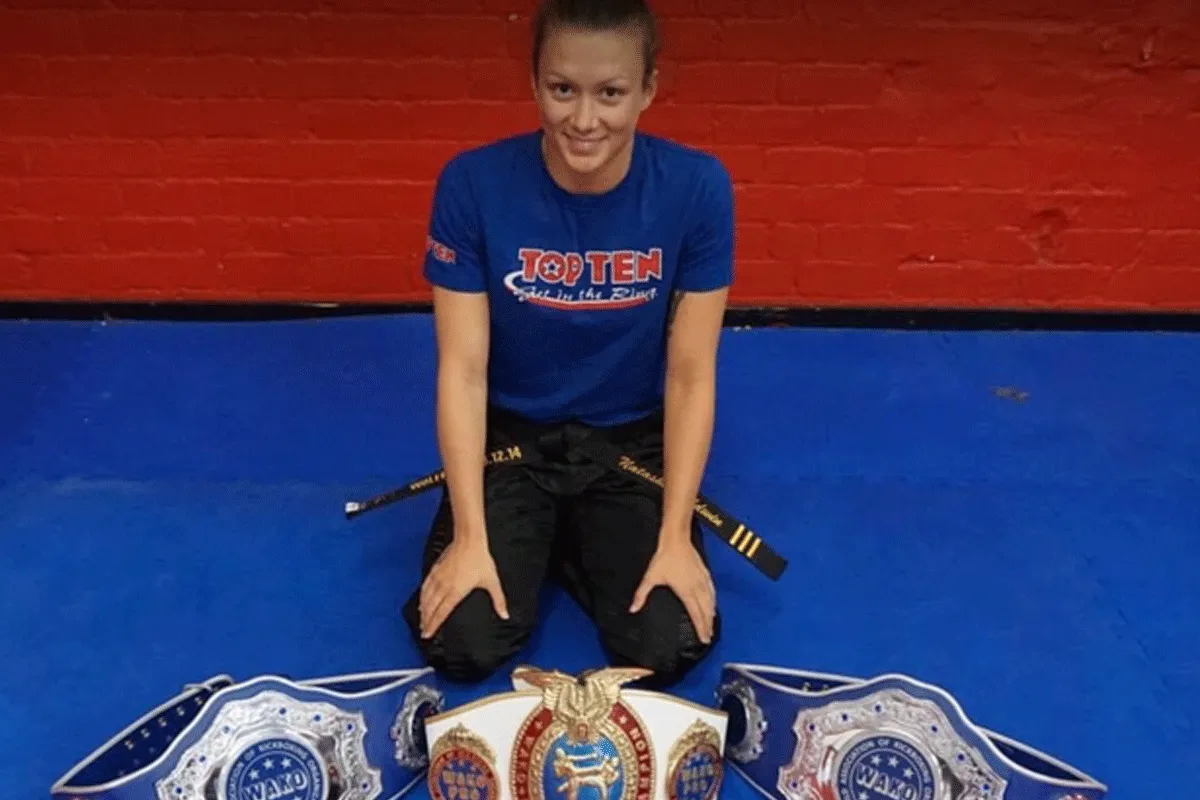 Kickbokskampioene slaat aanrander total loss