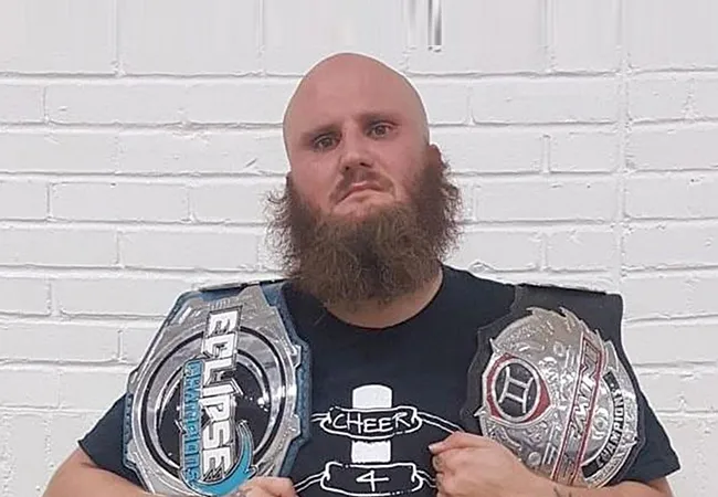 Mesaanval: prof worstelaar overmeesterd dader (video)