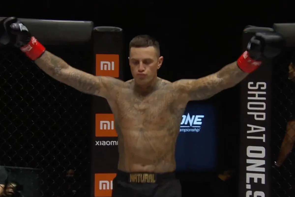 Nieky Holzken slaat terug met stevige knock-out winst in Singapore