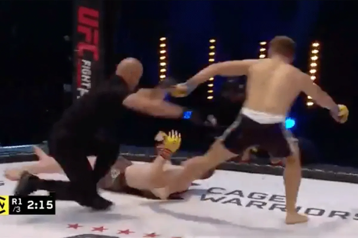 ZIEN! Gangster 'KO't rivaal met donderslagen (video)