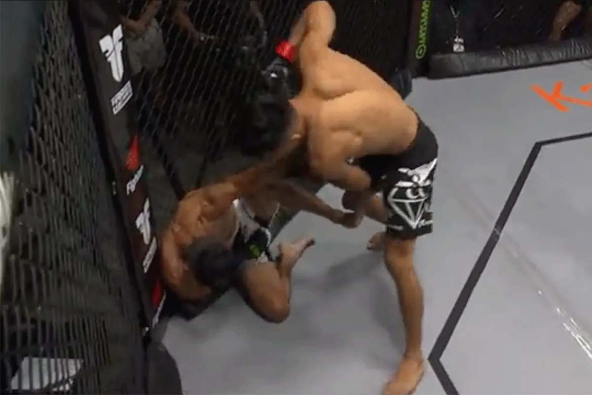 'Scheids is een eikel!' Vechter boos na vuile zet rivaal (video)